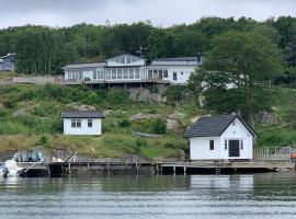 Exclusive house with private boathouse，位于Nösund的海滩短租房