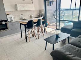 Beauty apartment 3 rooms wi-fi，位于内坦亚的带停车场的酒店