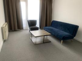 Beautiful-2 bedroom Apartment, 1 bathroom, sleeps 6, in greater london (South Croydon). Provides accommodation with WiFi, 3 minutes Walk from Purley Oak Station and 10mins drive to East Croydon Station，位于珀利的酒店