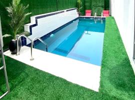 Morak homes - Smart luxury 4-bed with private swimming pool, PS5, snooker, mini gym in reserved secured estate，位于阿布贾的酒店