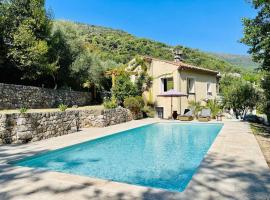 Villa dans écrin de verdure avec sa grande piscine，位于Gattières的酒店