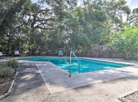 Pool home sleeps 6 with large fenced yard，位于杰克逊维尔杰克逊维尔动物园附近的酒店