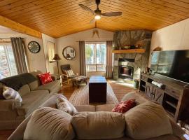 Dawson Loop Inn 3BR Lakefront Chalet Style Cottage，位于Maynooth的酒店