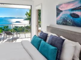 Blue Water Views 16 - 3 Bedroom Penthouse with Ocean Views，位于汉密尔顿岛的带停车场的酒店