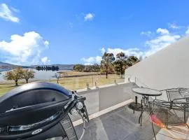 Horizons 306 - Deluxe Lake Front Studio l Pool l Tennis l WiFi l BBQ