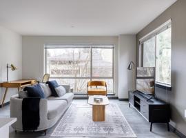 Bellevue 2br w wd gym roof in walkable area SEA-552，位于雷德蒙德的酒店