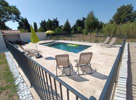 Maison indépendante avec piscine, 10min Avignon，位于Pujaut的带泳池的酒店