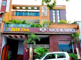 Hotel Silk Inn Luxury At No Cost，位于勒克瑙Gomti Nagar的酒店