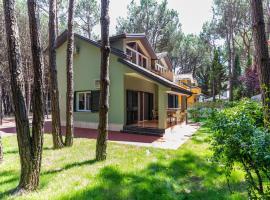 Forest Cottage - middle of forest & near the beach，位于格勒姆的别墅