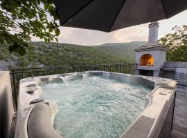Holiday Home Vrkic with Hot Tub，位于奥米什的乡村别墅