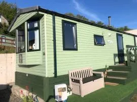 Cosy holiday caravan minutes from the beach