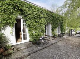 Llethryd Farm Cottage One，位于Llanmorlais的酒店