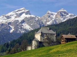 Luxury Chalet at the Foot of the Dolomites by the Castle，位于拉维拉的豪华酒店