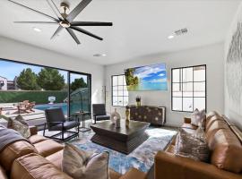 Casa Blanca luxury Villa Private pool sleeps 30!，位于哈里肯的酒店
