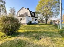 2 Bedroom Cozy Home In Traryd