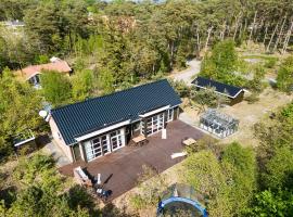 Beautiful Holiday Home On A Scenic Plot，位于内克瑟的带按摩浴缸的酒店