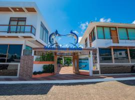 Blue Marlin Gal&aacute;pagos, Hotel & SPA，位于巴克里索莫雷诺港的带泳池的酒店