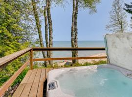 Beachy Palms Cottage on Lake Huron with Hot Tub!，位于Palms的酒店