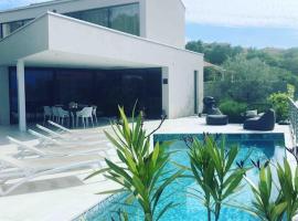 5*Modern Seaview villa with private pool，位于科里米诺的乡村别墅