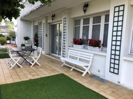 APPARTEMENT 70 M2 de PLAIN-PIED TERRASSE JARDIN，位于Nay的低价酒店