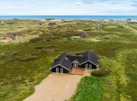 Gorgeous Home In Ringkøbing With Sauna，位于森讷维的酒店