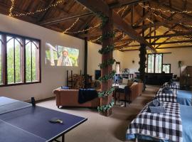 DAYLESFORD Frog Hollow Estate THE BARN - Wanting a different experience - Stay in the Barn - Table Tennis Table - Cinema Projector - Bar - Wood Fireplace - 3 QUEEN BEDS - A fun place for everyone，位于戴尔斯福特的乡间豪华旅馆
