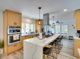 6 Mi to Hunter Mtn Tannersville Retreat with Pool，位于Tannersville的酒店