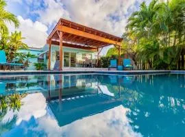 Beautiful Pool House in SunnySide, Close to the Beach!