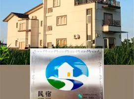 湖水映渡假民宿 