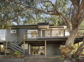 Whispering Gums - Ocean Views, Pet Friendly, EV UNIT 7kW for electric cars, Sleeps 7，位于洛恩的度假短租房