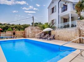 Villa VALERIE with pool and sea view，位于Sveti Jakov的酒店