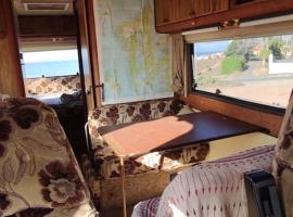 Van with 3 double bed, nice and quite place, to 500m beatufill beach，位于阿德耶的露营地
