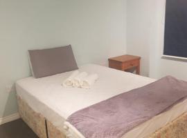 Big ensuite bed room in a modern town house，位于Coundon的带按摩浴缸的酒店