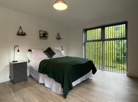 Elegant 4 Bedroom, 5 bathroom House in Northampton by HP Accommodation，位于Watford的公寓