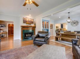 Home in Cimarron National Golf Club with Hot Tub!，位于加斯里的酒店