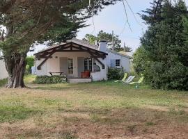 Jolie villa avec jardin à proximité de la plage，位于La Brée-les-Bains的酒店