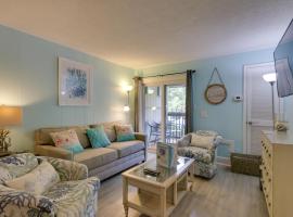 Hilton Head Condo Steps to Beach, Coligny Plaza!，位于希尔顿黑德岛的酒店