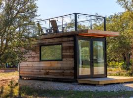 New The Saguaro-Tiny Shipping Container Home，位于弗雷德里克斯堡的小屋