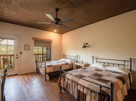 Miners Cabin #3 -Two Double Beds - Private Balcony - Walk to the Action，位于汤姆斯通的酒店