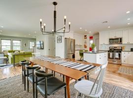 Gorgeous Keansburg Home with Pool Walk to Beach!，位于Keansburg的酒店