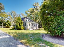 Belmont Beach Cottage，位于West Harwich的酒店