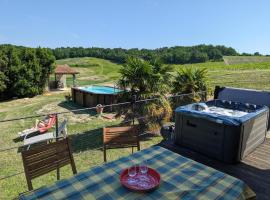 Maison isolée avec piscine privée et spa, Charente - FR-1-653-4，位于Montignac-le-Coq的酒店