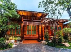 Areeya phubeach resort wooden house，位于Ban Chong Phli的木屋