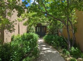 Adorable Adobe Taos - excellent location between ski valley and town!，位于El Prado的酒店