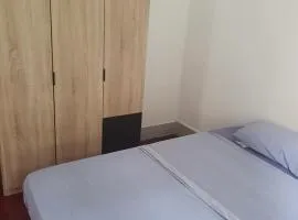 Habitación sencilla con balcón