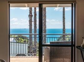 Cosy Palm Beach Cottage with Spectacular Seaviews，位于棕榈滩的酒店