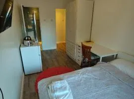 EnSuite Master Bedroom, private bathroom, inside family home, walking distance to Harry Potter