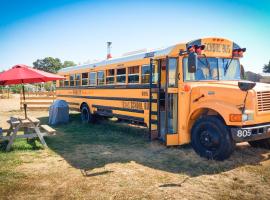 American School Bus Glamping - Somerset，位于切达的豪华帐篷营地