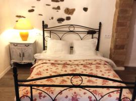 Charmant appartement dans l’Ancienne Mairie，位于Saint-Laurent-le-Minier的酒店