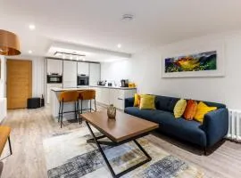 RÌGH Properties - Luxury West End Artisan Apartment